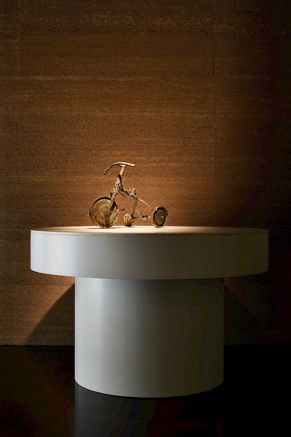 Photo of the artwork on its base - portrait format - ©Zoé Aubry
